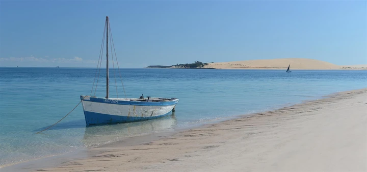 Barca pescadera varada en el litoral del archipiélago de Bazaruto, Mozambique