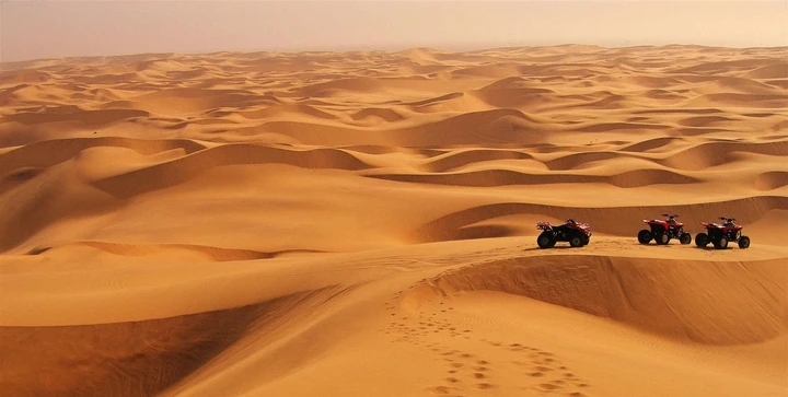 Plongez-vous dans l'immensité des dunes en quad