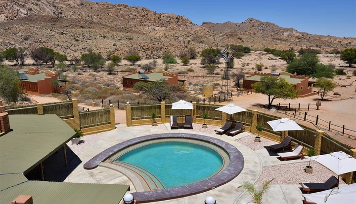 Piscine d'un des hôtels luxueux d'Aus