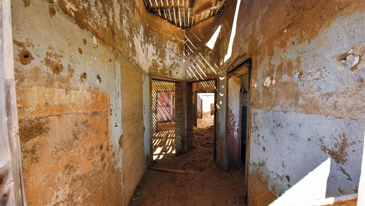 Intérieur d'une maison fantôme à Lüderitz