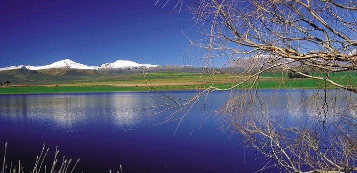 Experience the stunning lakes and mountains along Route 62, South Africa