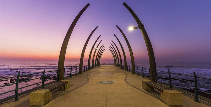 Strandpromenade bei Sonnenuntergang in Umhlanga in Kwazulu Natal