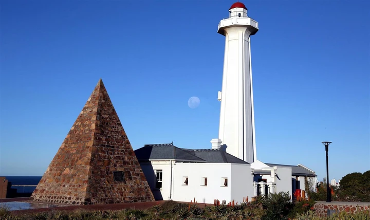 Phare sur fond de ciel bleu à Port Elizabeth, Sunshine Coast