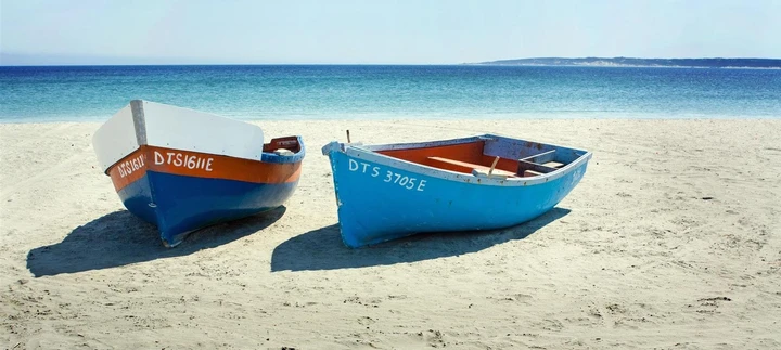 Barcos de madeira na costa de Paternoster